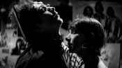 A Girl Walks Home Alone at Night Fragman