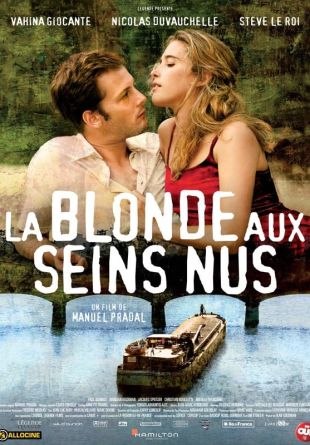 La blonde aux seins nus
