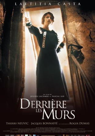 Derrière les murs