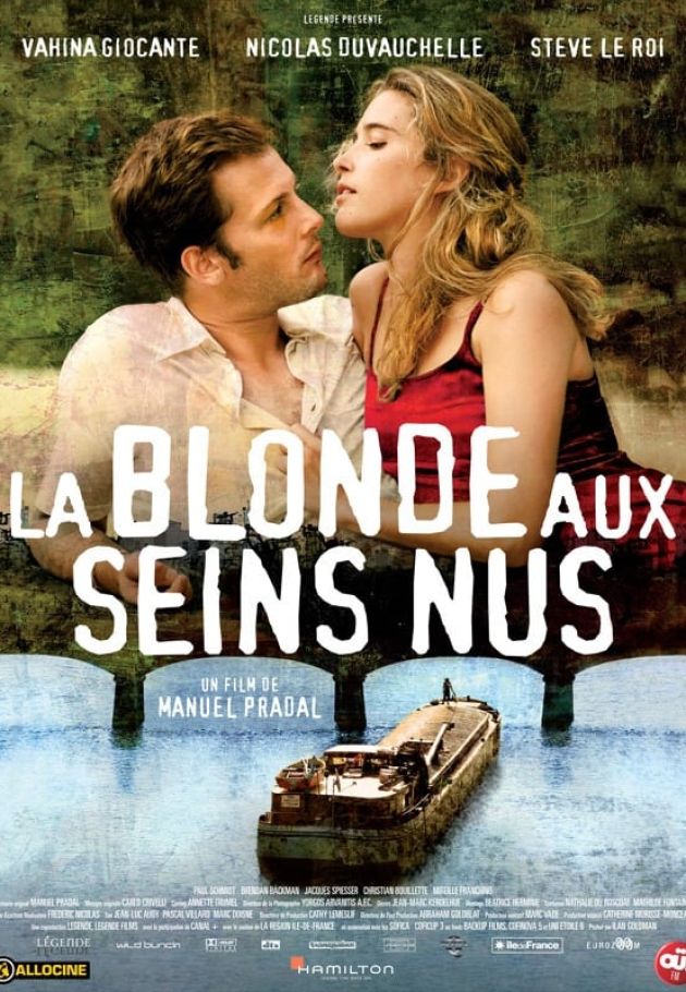 La blonde aux seins nus